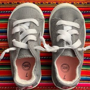 Wonder Nation Girls Size 7 Grey W/ pink and white design on the heel of shoe.